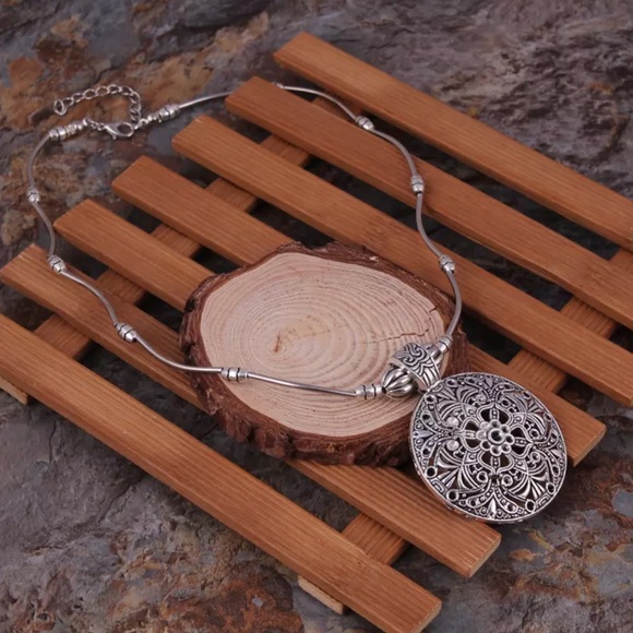 ❤️JUST IN ❤️ SILVER NECKLACE - Picture 2 of 4